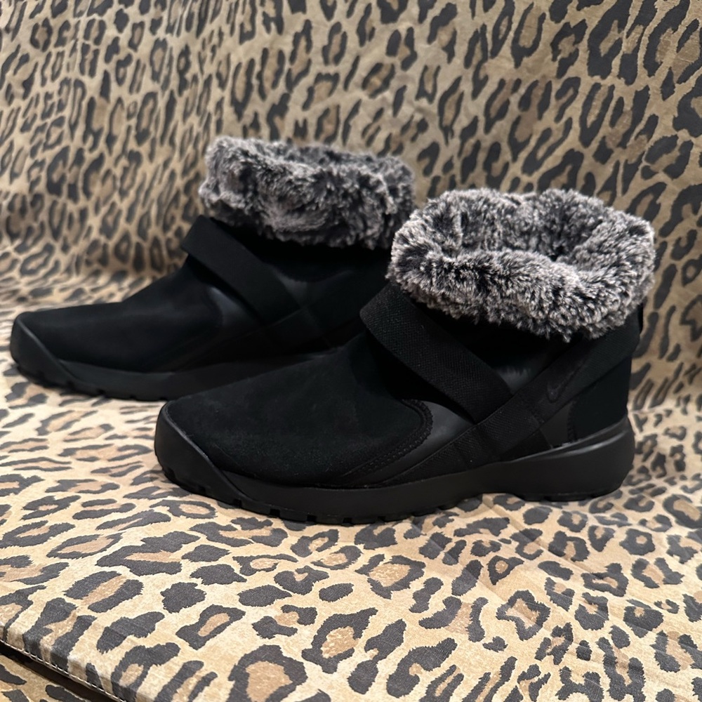 Nike Golkana Furry Boot Size 9